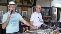Pobudnik srečanja DJ Lovro (levo) in DJ Hemingwey, ki je začel 
glasbeni maraton za Mašo. 