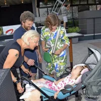 Irena Dolinšek (levo) je  s poslikavo porisala tudi obraz male Maše,  
ki sta jo starša - Irena in Vojko - pod večer pripeljala v Portorož, da 
bi pozdravila sodelujoče. 