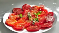 Med najbolj znanimi karotenoidi so beta karoten - ki ga med drugim 
najdemo v korenju, likopen - katerega dober vir je paradižnik, ter lutein 
- katerega glavni viri so temno zelena zelenjava ter jajčni rumenjak.