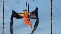 Avstralska akrobatka Theaker Von Ziarno se je na trakovih in 
trapezu prelevila v zračno muzo Minervo.