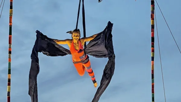 Avstralska akrobatka Theaker Von Ziarno se je na trakovih in 
trapezu prelevila v zračno muzo Minervo.