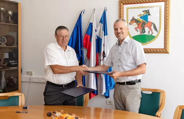 Pivški župan Robert Smrdelj (desno) in direktor podjetja Stanovanjska Nedeljko Dolgan sta podpisala 194.000 evrov vredno 
pogodbo o ureditvi balinišča v Dolnji Košani.