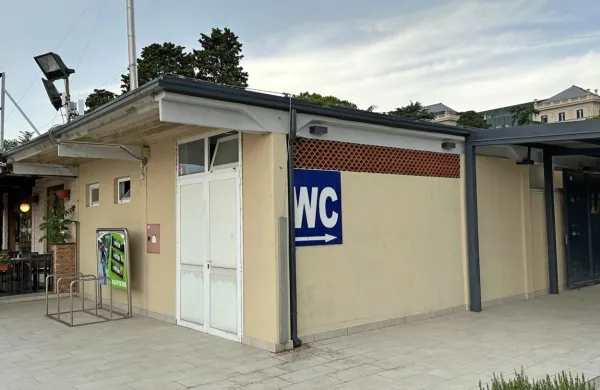 Za enkratno uporabo WC-jev na Centralni portoroški plaži je treba 
odšteti en evro. 