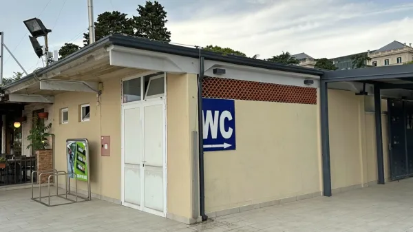 Za enkratno uporabo WC-jev na Centralni portoroški plaži je treba 
odšteti en evro. 