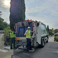 Veselo jutranje “surfanje” na zadku komunalnega tovornjaka