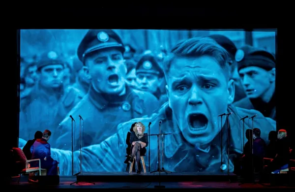 Mirjana Karanović je v vlogi Marlene Dietrich uro in pol domala 
negibna na odru,  medtem ko se v ozadju  izmenjujejo podobe 
grozot druge svetovne vojne.