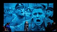 Mirjana Karanović je v vlogi Marlene Dietrich uro in pol domala 
negibna na odru,  medtem ko se v ozadju  izmenjujejo podobe 
grozot druge svetovne vojne.