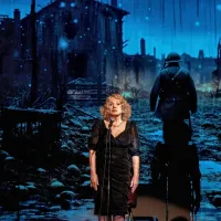 Mirjana Karanović je v vlogi Marlene Dietrich uro in pol domala 
negibna na odru,  medtem ko se v ozadju  izmenjujejo podobe 
grozot druge svetovne vojne.