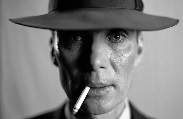 Cillian Murphy je po številnih stranskih vlogah v filmih Christopherja Nolana tokrat prvič zablestel v 
glavni vlogi.