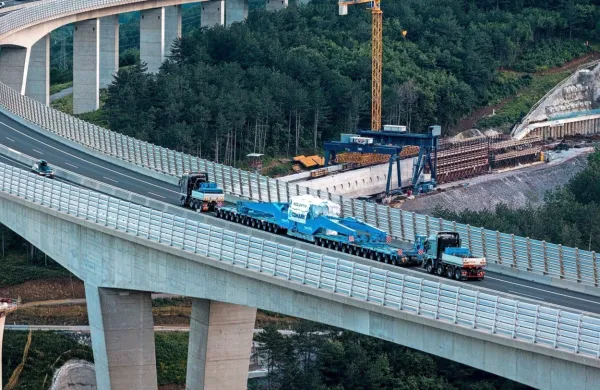 Tako je po črnokalskem viaduktu proti Kopru potoval eden  izmed 
170-tonskih transformatorjev.  