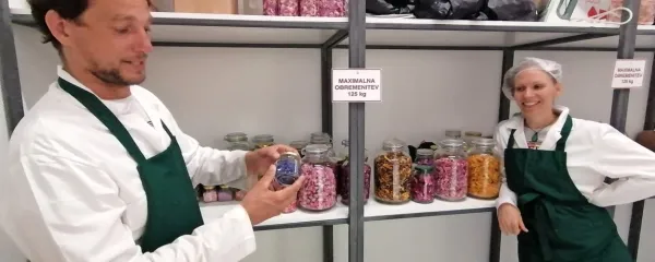 Filip Tomažič in  Eszter Szentirmai  s posebno tehnologijo sušita 
cvetove za prehrano.