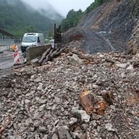 Dopoldne so se hudourniki in Idrijca umirili do te mere, da so 
državno cesto med Idrijo in Spodnjo Idrijo odprli.