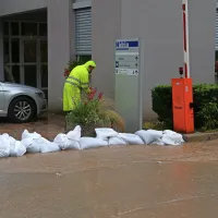 V zaliti Hidrii si prizadevajo vodo izčrpati, predvsem pa mimo nje 
preusmeriti zaledni hudournik.