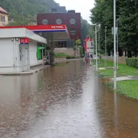 Na izčrpanje vode v Idriji še čaka poplavljen bencinski servis.