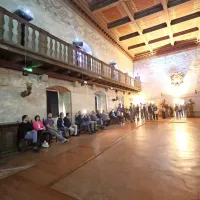 Goriški grad je bil zgrajen v 11. stoletju, s povečanjem oblasti 
goriških grofov, ki so takrat vladali tudi na Tirolskem in na drugih 
ozemljih, pa je doživel več razširitvenih posegov.