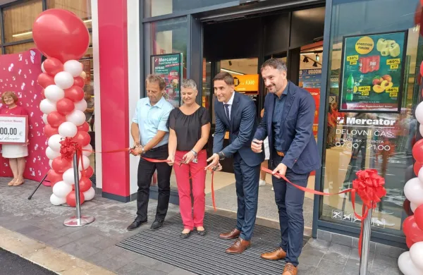 Trak so prerezali (z leve) Valter Mlekuž, Andrejka Jakopič,  
Tomislav Kramarić in Urban Plestenjak. 