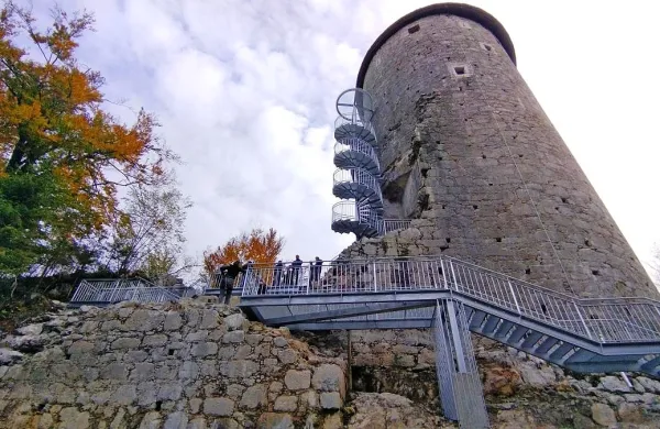 V sklopu projekta Kras.Re.Vita je občina pri obnovljenem Ravbarjevem 
stolpu že uredila parkirišče za osebna vozila.