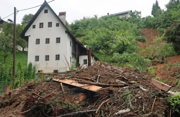 Zaradi plazu so stanovalke iz dveh hiš evakuirali, še nekaj jih je 
ogroženih, tudi Unescova rudarska hiša.