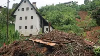 Zaradi plazu so stanovalke iz dveh hiš evakuirali, še nekaj jih je 
ogroženih, tudi Unescova rudarska hiša.