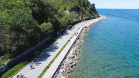 Prostor nekdanje obalne ceste med Koprom in Izolo je dragocen, 
vprašanje pa je, koliko novih pomolov za kopanje in sončenje ter 
gostinskih lokalov sploh potrebujemo.