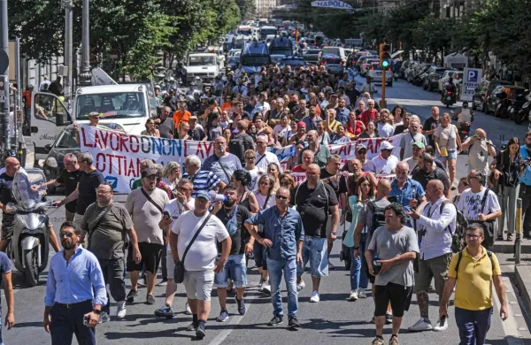 V sredo so Neaplju in drugih južnoitalijanskih mestih potekale 
demonstracije proti ukinitvi državljanskega dohodka. 