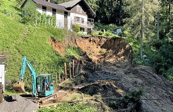 Številne domačije ogrožajo plazovi.