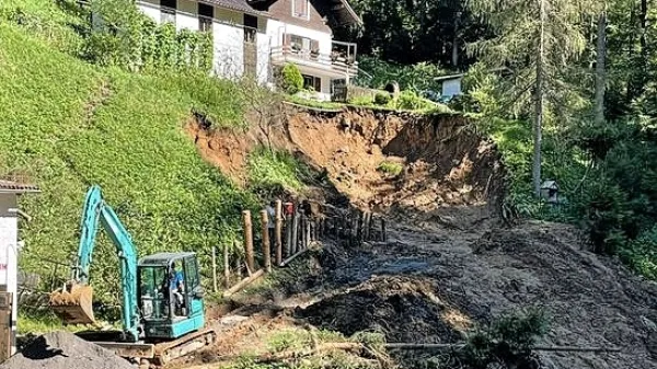 Številne domačije ogrožajo plazovi.