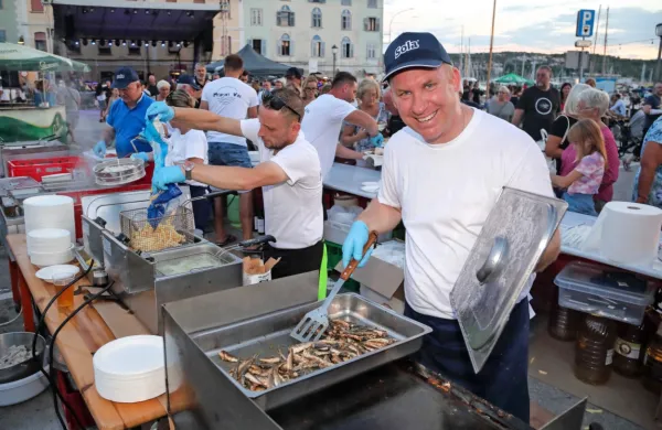 Lani, ko je  Ribiški praznik  skupaj pritegnil 20.000 do 30.000 
obiskovalcev, je nekaterim gostincem  zaloga v soboto  pošla že 
pred 23. uro. 