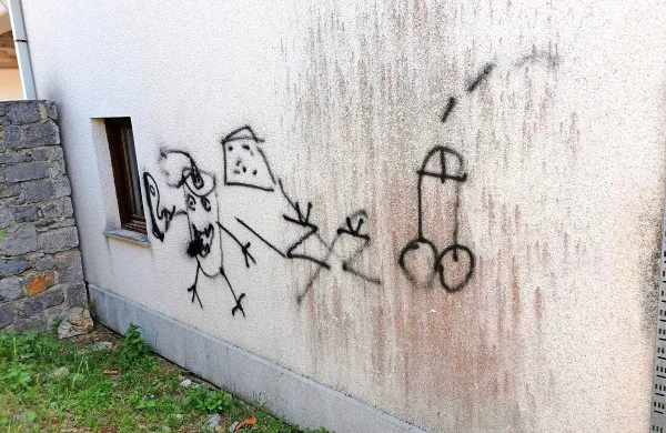 V Divači so vandali že spomladi z grafiti počečkali mrliško 
vežico. 