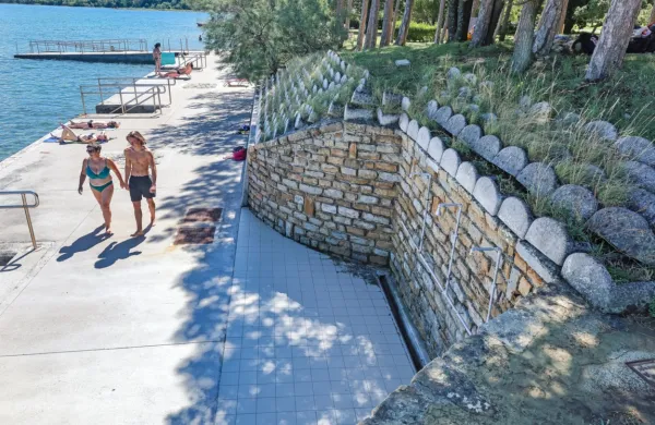 Tuši so suhi že od lanskega poletja, a če jih je lani zaprlo 
varčevanje ob pomanjkanju vode, je letošnji odločitvi ankaranske 
občine botroval razsipen odnos obiskovalcev do vode v prejšnjih 
letih. 