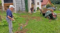 Družina Čufer čisti posledice naliva, že takoj so pomagali gasilci. 