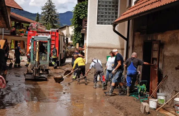 Ujma je za seboj pustila ogromne količine blata, ki ga odstranjujejo z lopatami in s pomočjo traktorjev.
