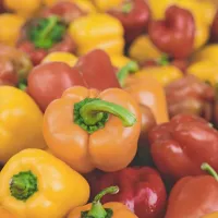 Ne drži splošno prepričanje, da so najbogatejši viri vitamina C 
limona in ostali citrusi - precej več ga lahko vsebujejo npr. paprika 
ali jagodičevje.