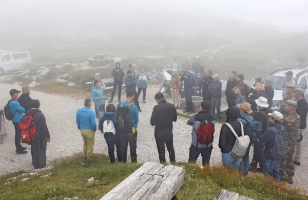 Na Mangartskem sedlu so uradno odprli učno pot, s katero bodo 
preprečevali erozijo in varovali raznoliko rastlinstvo in živalstvo.