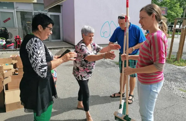 Včeraj so se pred sedežem društva Kid še posebej razveselili prvih 
metel. 