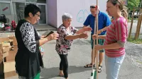 Včeraj so se pred sedežem društva Kid še posebej razveselili prvih 
metel. 