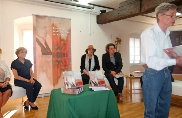 Dragica Basile, Alenka H. Felc, Jana Vizjak, Miro Božič in v ospredju Silvij Božič ob prebiranju utrinkov iz 
posthumno izdane knjige dr. Jožeta Felca.