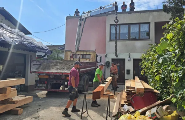 Ena ekipa barva, druga pripravlja grede, tretja postavlja.