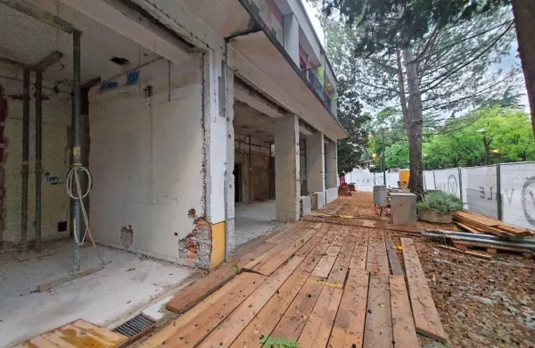 Mesec in pol prostori samevajo, zdaj se delavci vračajo, dela se bodo nadaljevala v pospešenem ritmu.  