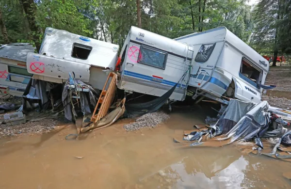 K sreči so uspeli iz kampa Menina rešiti 900 turistov, posamezniki z dveletnim otrokom so, kot je znano, splezali na drevo in tam čakali reševalce.