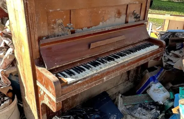 Voda je uničila tudi klavir.