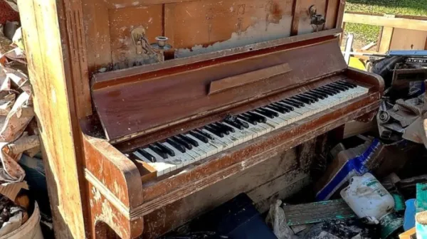 Voda je uničila tudi klavir.