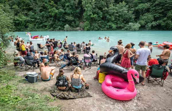 Narasla in mrzla Soča vsaj na začetku festivala ni bila vabljiva za 
kopanje. 