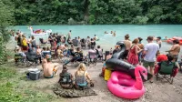 Narasla in mrzla Soča vsaj na začetku festivala ni bila vabljiva za 
kopanje. 
