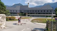 Garažo bodo zgradili pod platojem pred hotelom, veliko dela je v notranjosti stavbe. Hotel Kanin naj bi 
odprli spomladi prihodnje leto.