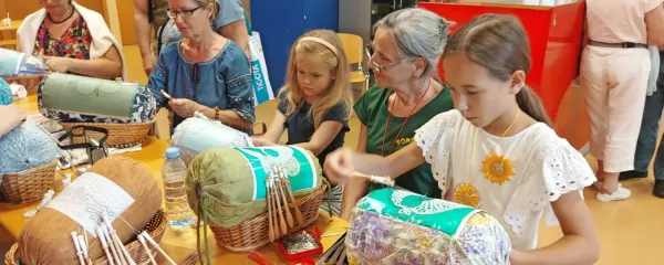 Klekljanje zahteva veliko potrpljenja in natančnosti, obenem pa združuje generacije.  