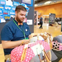 Matej Pisca iz  Slovaške je bil na razstavi edini  moški, ki se ukvarja s klekljanjem. 

   