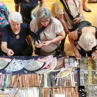 Na prodajnih stojnicah so ponujali  tudi material in pripomočke za klekljanje. 