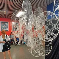      Veliko pozornosti je vzbujala velika instalacija iz čipk.  