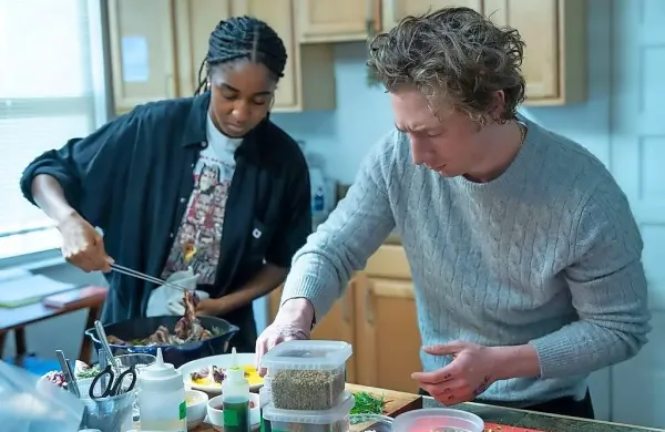Ayo Edebiri in Jeremy Allen White se v seriji The Bear odlično dopolnjujeta v vlogah mladih, talentiranih kuharskih mojstrov.